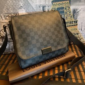 Louis Vuitton Gross-body messenger bag!